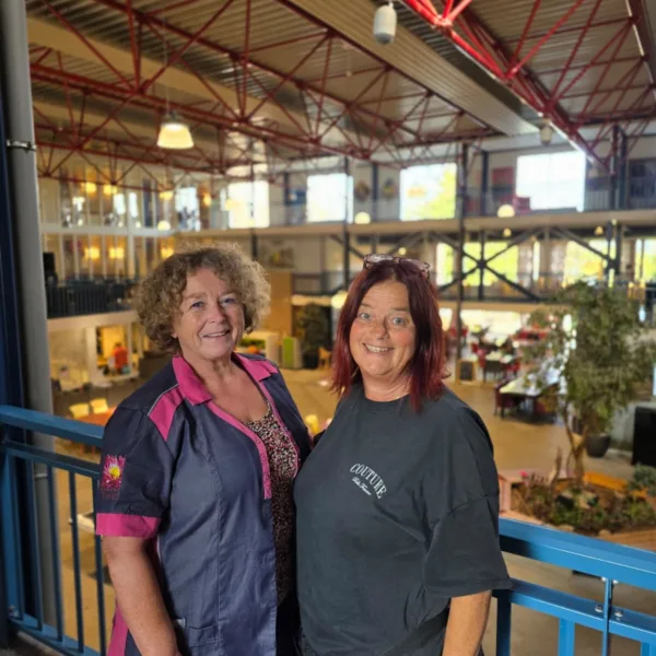 Collega's Anja en Marja samen bij locatie Randhof kijkend in camera - Verhalen