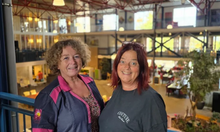 Collega's Anja en Marja samen bij locatie Randhof kijkend in camera - Verhalen