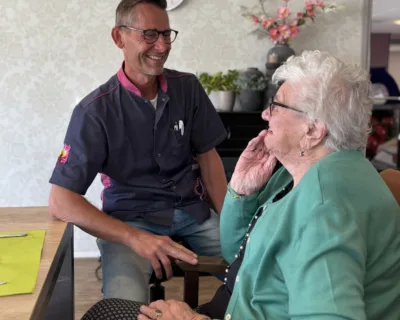 Arie met cliënt in huiskamer - Verhalen