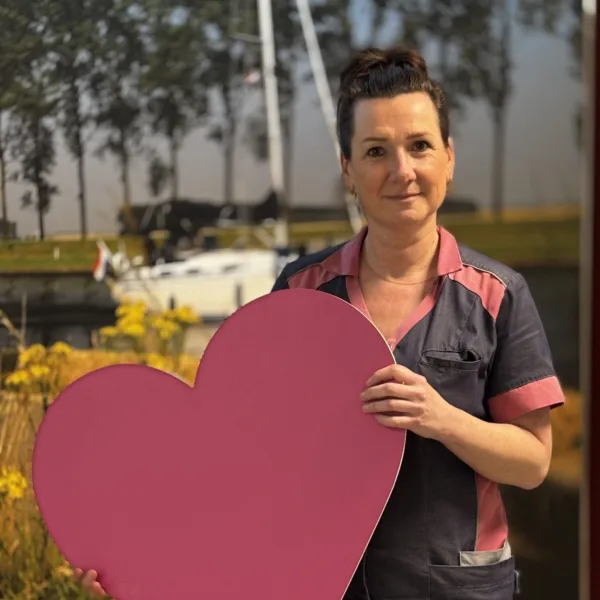 Verzorgende IG Denise Vink met roze hart - Verhalen