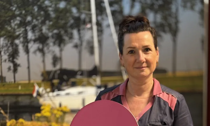 Verzorgende IG Denise Vink met roze hart - Verhalen
