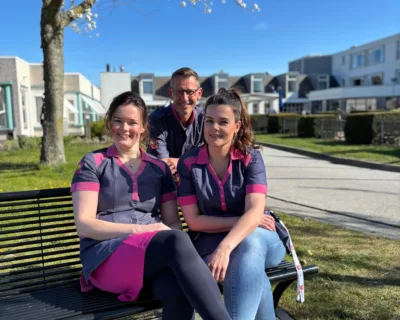 Groepsfoto op het bankje met medewerkers Arie, Ellen en Nadine - Verhalen