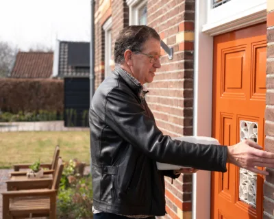 Ferdy belt aan tijdens bezorgen maaltijd - Verhalen