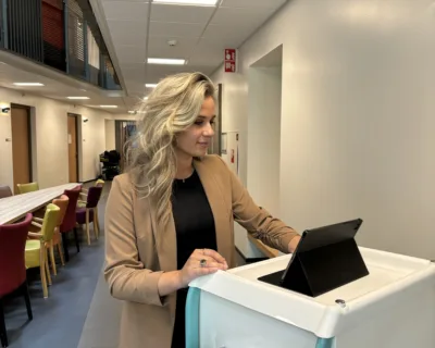 Verzorgende IG Indy met medicijnkar - Verhalen