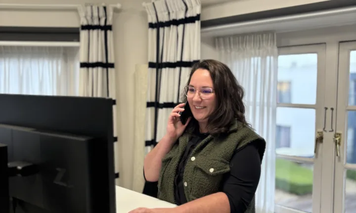 Capaciteitsplanner Jill aan de telefoon achter haar bureau - Verhalen