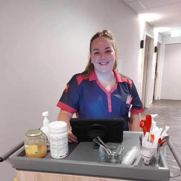 BBL leerling Luna Bal achter medicijnkar - Verhalen