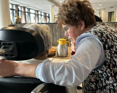 Marcia met cliënt in huiskamer - Verhalen