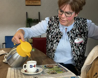 Marcia schenkt koffie in - Verhalen