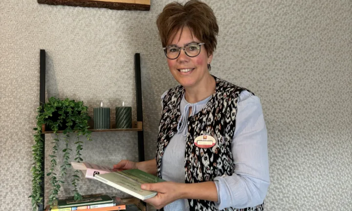 Verzorgende IG Marcia met boeken voor De Huiskamer - Verhalen