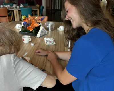 Valérie met cliënt in restaurant - Verhalen