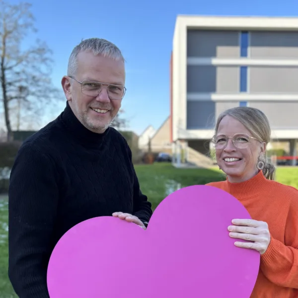 Vrijwilligers Willem en Anne Marie Poppe met roze hart - Verhalen