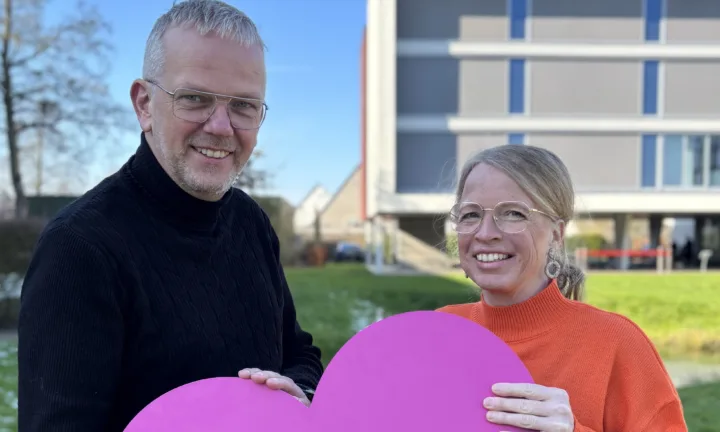 Vrijwilligers Willem en Anne Marie Poppe met roze hart - Verhalen