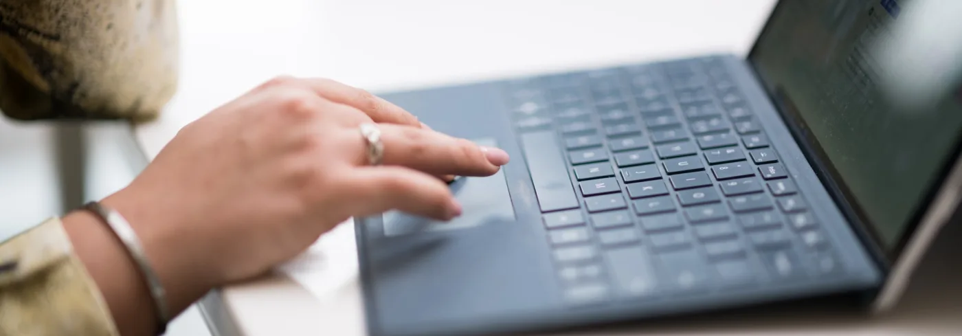 Handen aan het typen op toetsenbord van computer - Werken Bij Vacatures